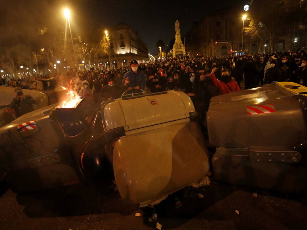 La imagen tiene un atributo ALT vacío; su nombre de archivo es las-armas-de-la-violencia-callejera-manuales-en-ingles-y-cursillos-adaptados-a-la-realidad-de-barcelona-1024x768.jpg
